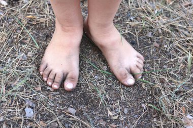 Bacaklar yere olmadan ayakkabı yakın çekim yaz aylarında çocuğunun