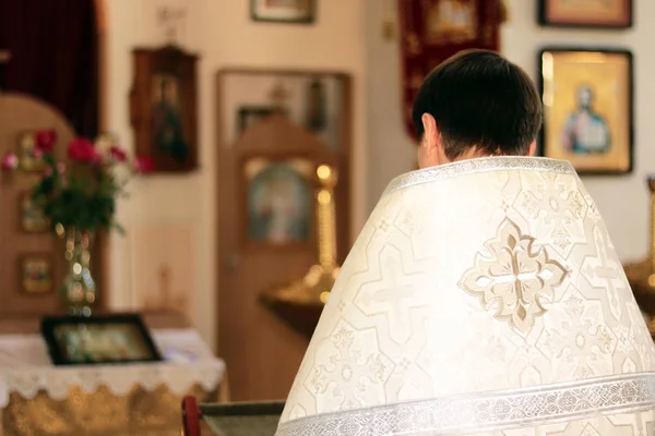 Priest Kerk Leest Gebed Tijdens Religieuze Rite Onder Pictogrammen — Stockfoto