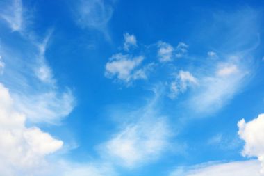 Çok güzel sıradışı mavi gökyüzü güzel beyaz bulutlar ile bir doğal taze atmosferik mavi ve beyaz arka plan olarak