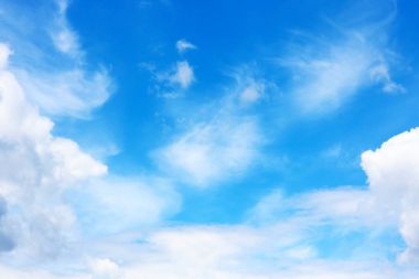 Çok güzel sıradışı mavi gökyüzü güzel beyaz bulutlar ile bir doğal taze atmosferik mavi ve beyaz arka plan olarak