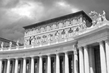 Aziz Peter Bazilikası 'nın Vatikan' daki St. Peter Meydanı 'ndaki siyah beyaz fotoğrafı. Vatikan Müzesi, Roma, İtalya.