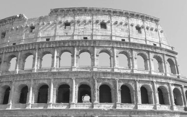 Roma'da Colosseum siyah beyaz fotoğraf - Flavian Amfitiyatro closeup, İtalya, Avrupa.