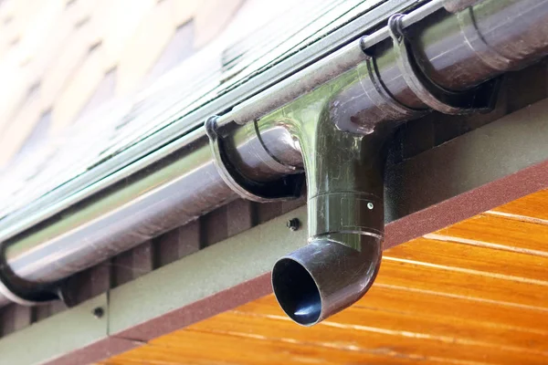 Modern Roof House Plastic Rain Gutter Beautiful Natural Background Green — Stock Photo, Image