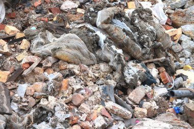 Belediyenin çöp sahasındaki eski yapıların çeşitli parçalanmış ve yıkılmış elementlerine sahip inşaat atığı
