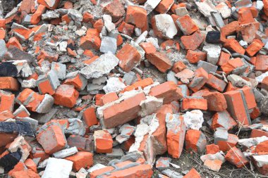 Belediyenin çöp sahasındaki eski yapıların çeşitli parçalanmış ve yıkılmış elementlerine sahip inşaat atığı