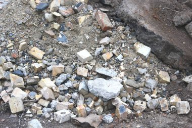 Belediyenin çöp sahasındaki eski yapıların çeşitli parçalanmış ve yıkılmış elementlerine sahip inşaat atığı