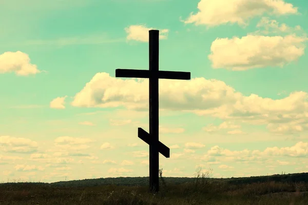 Křesťanský Kříž Pozadí Modré Oblohy — Stock fotografie