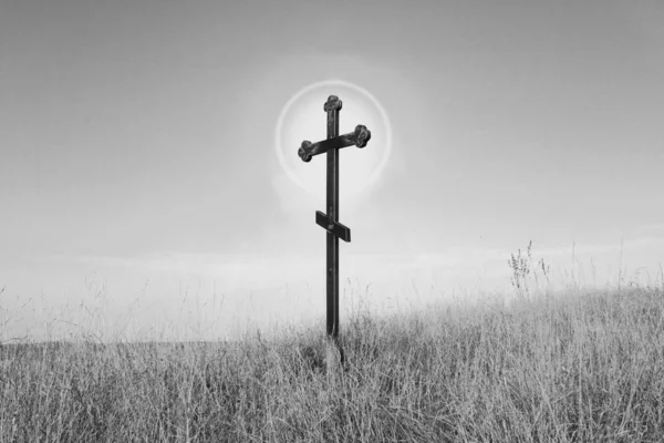Черно Белое Фото Деревянным Крестом Фоне Неба — стоковое фото