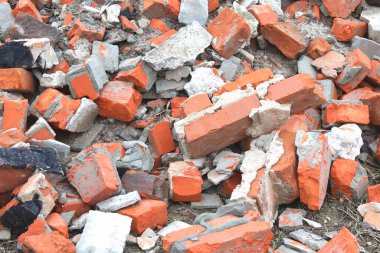 Belediyenin çöp sahasındaki eski yapıların çeşitli parçalanmış ve yıkılmış elementlerine sahip inşaat atığı