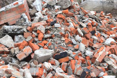 Belediyenin çöp sahasındaki eski yapıların çeşitli parçalanmış ve yıkılmış elementlerine sahip inşaat atığı