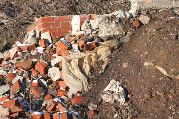 Odpady Budowlane Elementami Różnych Zdemontowanych Zniszczonych Starych Budowli Składowiskach Komunalnych — Zdjęcie stockowe