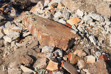 Belediyenin çöp sahasındaki eski yapıların çeşitli parçalanmış ve yıkılmış elementlerine sahip inşaat atığı