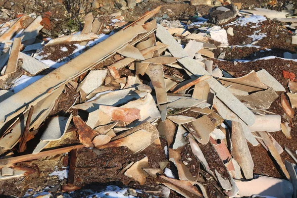 Resíduos Construção Com Elementos Várias Estruturas Antigas Desmanteladas Destruídas Aterros — Fotografia de Stock