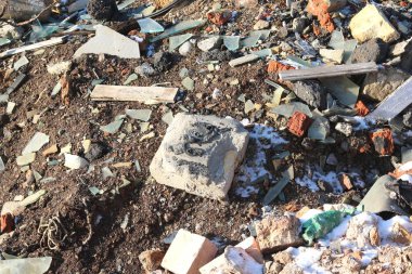 Belediyenin çöp sahasındaki eski yapıların çeşitli parçalanmış ve yıkılmış elementlerine sahip inşaat atığı
