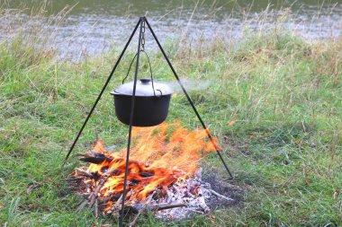 Yazın, güzel havalarda ve ormandan gelen odunlarla dışarıda lezzetli yemekler pişirmek.