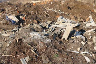 Belediyenin çöp sahasındaki eski yapıların çeşitli parçalanmış ve yıkılmış elementlerine sahip inşaat atığı