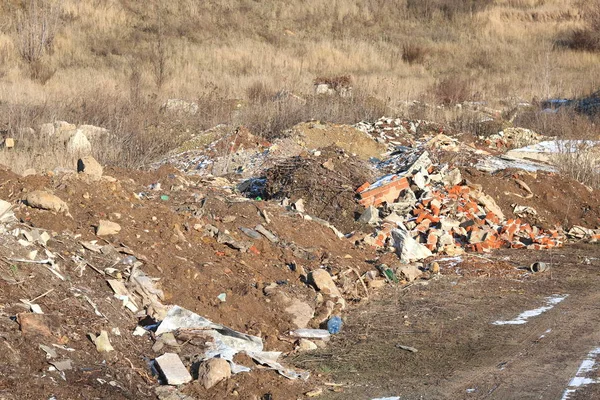 Odpady Budowlane Elementami Różnych Zdemontowanych Zniszczonych Starych Budowli Składowiskach Komunalnych — Zdjęcie stockowe