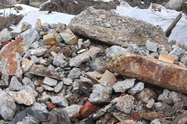 Belediyenin çöp sahasındaki eski yapıların çeşitli parçalanmış ve yıkılmış elementlerine sahip inşaat atığı