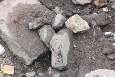 Belediyenin çöp sahasındaki eski yapıların çeşitli parçalanmış ve yıkılmış elementlerine sahip inşaat atığı