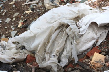 Belediyenin çöp sahasındaki eski yapıların çeşitli parçalanmış ve yıkılmış elementlerine sahip inşaat atığı