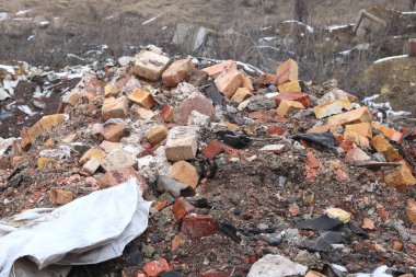 Belediyenin çöp sahasındaki eski yapıların çeşitli parçalanmış ve yıkılmış elementlerine sahip inşaat atığı