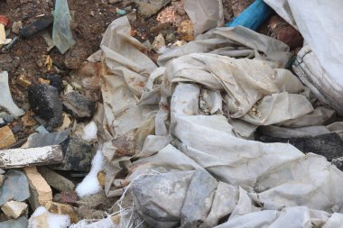 Belediyenin çöp sahasındaki eski yapıların çeşitli parçalanmış ve yıkılmış elementlerine sahip inşaat atığı