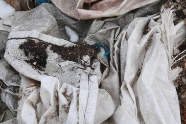 Belediye çöplüğünde plastik atık elementli inşaat atığı