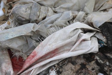 Belediye çöplüğünde plastik atık elementli inşaat atığı