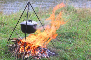 Yazın, güzel havalarda ve ormandan gelen odunlarla dışarıda lezzetli yemekler pişirmek.