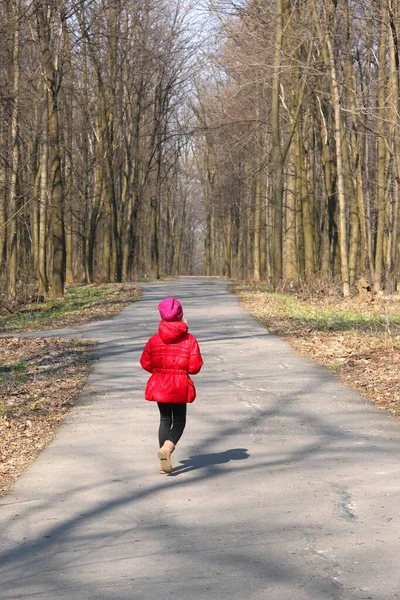 Niña Con Chaqueta Roja Sombrero Rojo Camina Bosque Primavera Entre — Foto de Stock