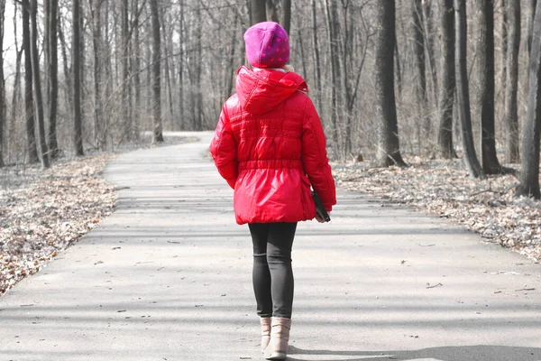 Bambina Giacca Rossa Cappello Rosso Cammina Nella Foresta Primaverile Tra — Foto Stock