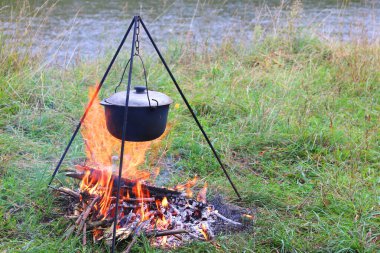 ormandan ahşap ile iyi havalarda yaz aylarında demir pot yangın açık havada lezzetli lezzetli yemek yemek