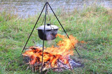 ormandan ahşap ile iyi havalarda yaz aylarında demir pot yangın açık havada lezzetli lezzetli yemek yemek