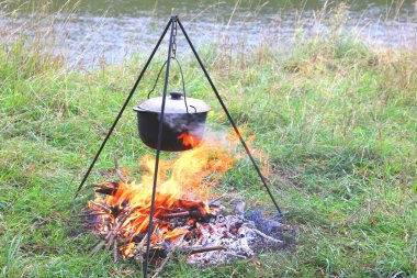 ormandan ahşap ile iyi havalarda yaz aylarında demir pot yangın açık havada lezzetli lezzetli yemek yemek