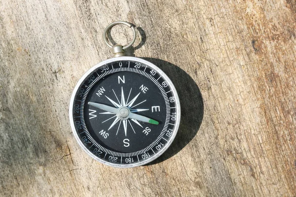 Stary Kompas Kompas Nawigacyjny Klasyczny Kompas Tradycyjny Kompas Tle Drewna — Zdjęcie stockowe