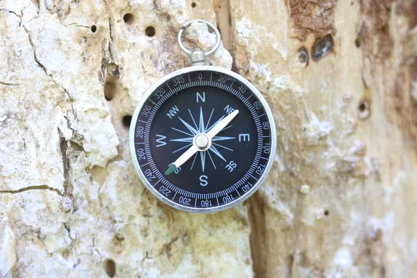 Stary Kompas Kompas Nawigacyjny Klasyczny Kompas Tradycyjny Kompas Tle Drewna — Zdjęcie stockowe