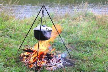 ormandan ahşap ile iyi havalarda yaz aylarında demir pot yangın açık havada lezzetli lezzetli yemek yemek