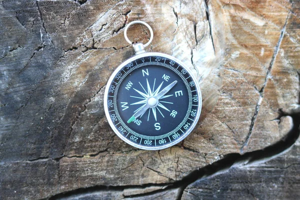 Stary Kompas Naturalnym Drewnianym Tle — Zdjęcie stockowe