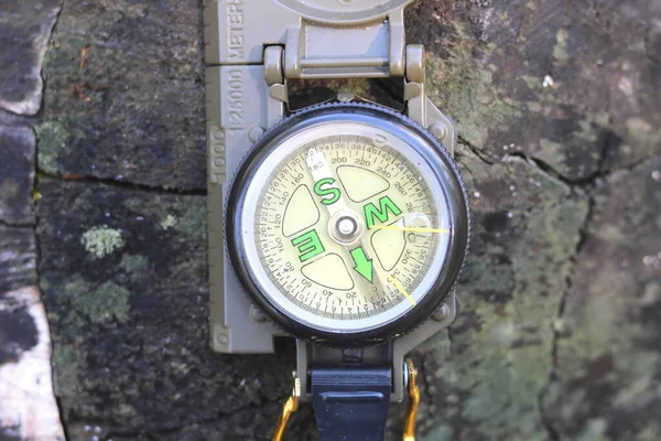 天然木制背景的旧指南针 — 图库照片