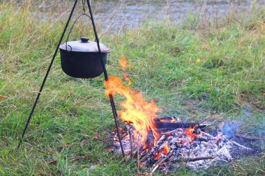 ormandan ahşap ile iyi havalarda yaz aylarında demir pot yangın açık havada lezzetli lezzetli yemek yemek