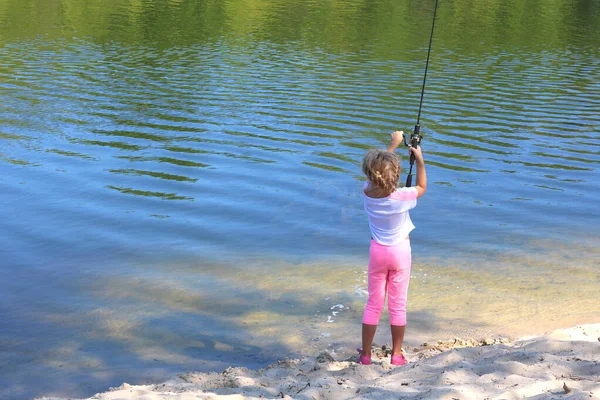 Kleines Kind Angelt Sommer Auf Dem Fluss Sandigen Ufer Vor — Stockfoto