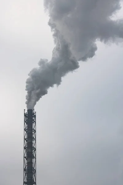 工場の煙突と煙汚染環境と地球の生態系 — ストック写真