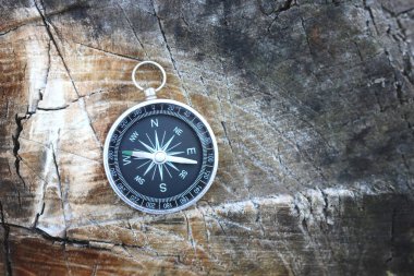 Doğal ahşap arka planda eski pusula