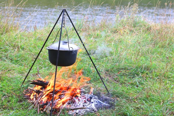 Cozinhar Deliciosa Comida Saborosa Livre Fogo Panela Ferro Verão Bom — Fotografia de Stock