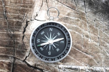 Doğal arka planda eski pusula