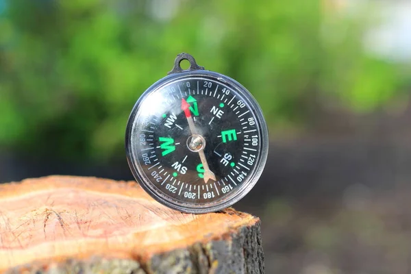 Old Compass Natural Wooden Background — Stock Photo, Image