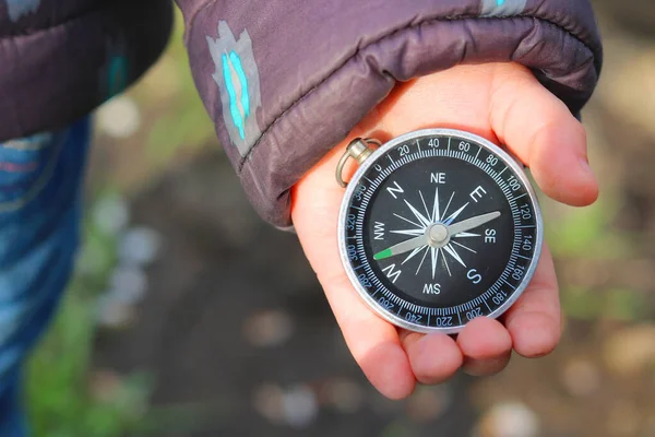 Gammal Klassisk Navigering Kompass Barn Hand Naturlig Bakgrund — Stockfoto