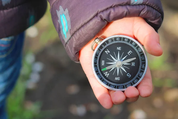 Stary Klasyczny Kompas Nawigacyjny Rękach Dzieci Naturalnym Tle Obrazek Stockowy