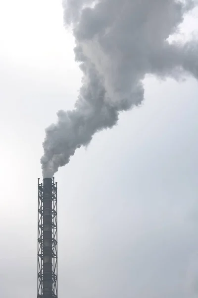 工場の煙突や煙が環境や生態系を汚染し — ストック写真