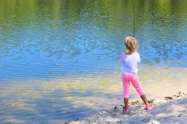 Små Barn Fiske Sommaren Floden Sandstrand Mot Bakgrund Blått Vatten — Stockfoto